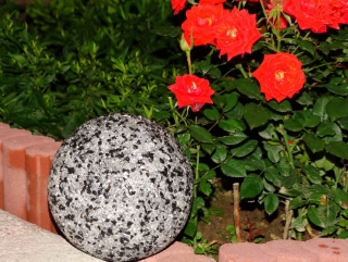 Solárna guľa do záhrady čierno-biela